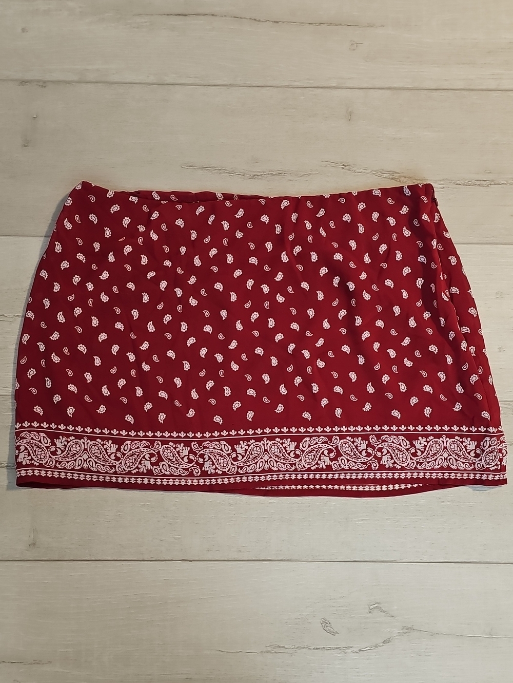 Wild Fable Women's M Mini Flyaway Red Paisley/Banadana Print Skirt